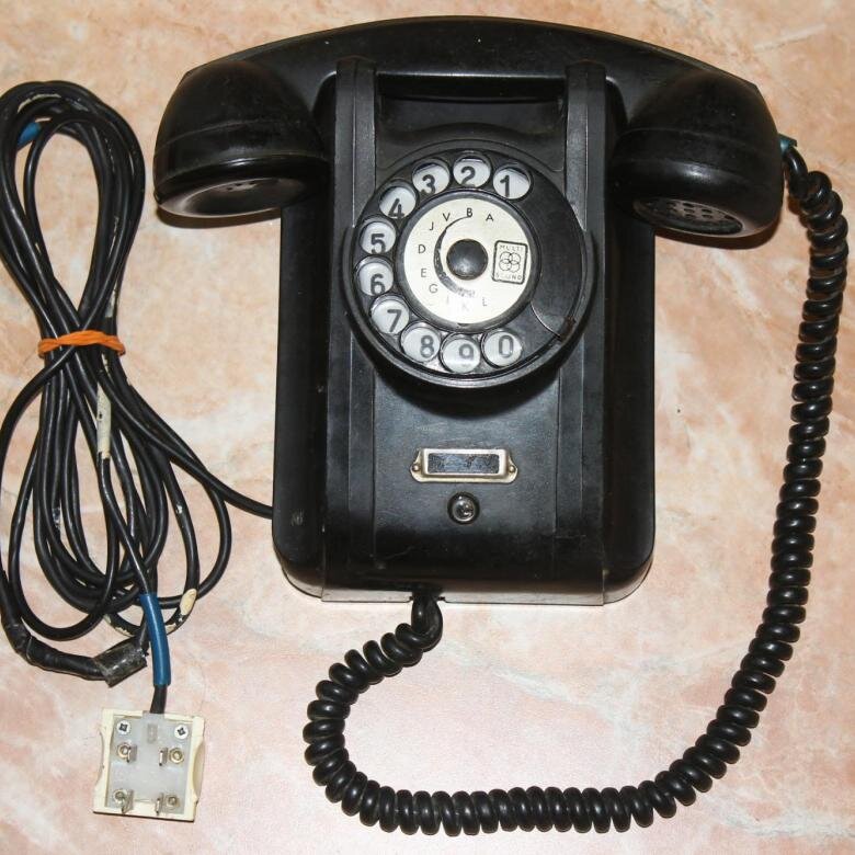 Телефонный аппарат. Дисковый телефонный аппарат. Старый телефонный аппарат. Советский телефонный аппарат. Домашний телефон в квартире