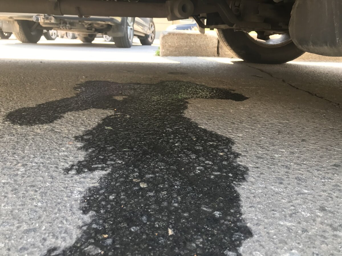 из под машины течет вода