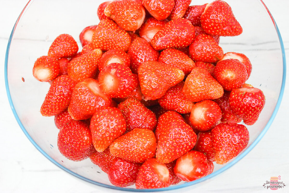 Клубнику хорошо моем, затем удаляем плодоножку.