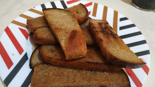 Поджаренный хлеб (bruschette) с помидорами и базиликом