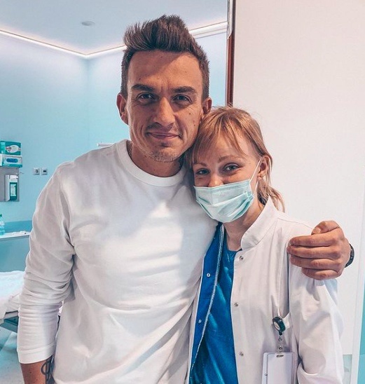 Влад Топалов поблагодарил онколога за спасение жизни!

Фолловеры были удивлены. Они не предполагали, что проблемы со здоровьем у артиста были настолько серьезными.
Влад в своем Инстаграме опубликовал пост: на снимке он был запечатлен с хирургом, специализирующимся на онкологических заболеваниях толстой и прямой кишки.
По словам Влада, этот человек фактически спас ему жизнь и заметно улучшил ее дальнейшее качество. В публикации исполнитель упомянул и других специалистов, которые облегчили нахождение в стационаре. Певец заверил, что будет обязан врачам и медсестрам до конца своей жизни.

Судя по тону обращения, проблема у Топалова действительно была серьезной. Если бы не оперативное вмешательство, в скором времени его могло не стать.

Конкретный диагноз Влад называть не стал, но узкая специализация хирурга сказала пользователям сети сама за себя

Напомним,В первых числах мая 2021 года Влад Топалов попал в больницу. Об этом сообщила его жена Регина Тодоренко. Телеведущая рассказала, что целую ночь не спала и сильно переживала за супруга.