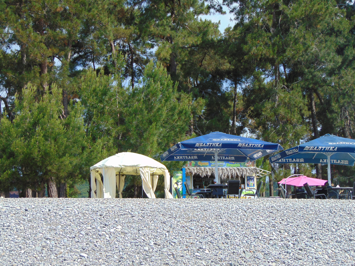 Кафешки на берегу моря, Абхазия (личное фото)