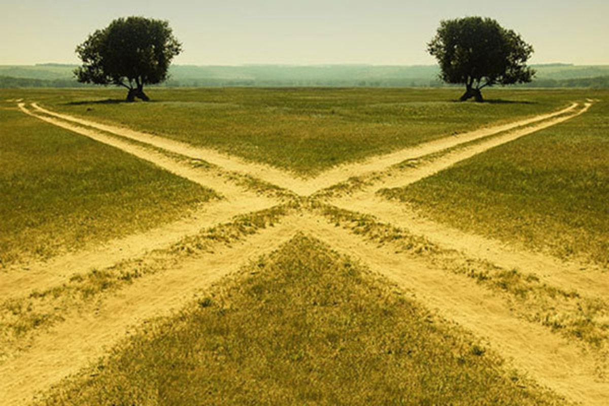 мужчина и женщина на дороге. судьбы пересеклись. разрыв линии судьбы. прощальная встреча. развилка пути.