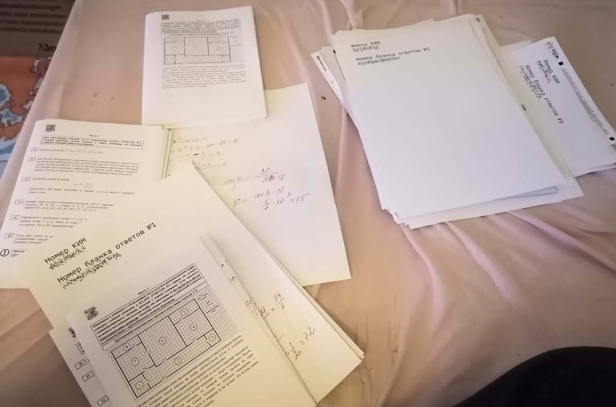 КИМ-ы по ОГЭ математика 9 класс на кровати у меня дома, которые я прорешивал