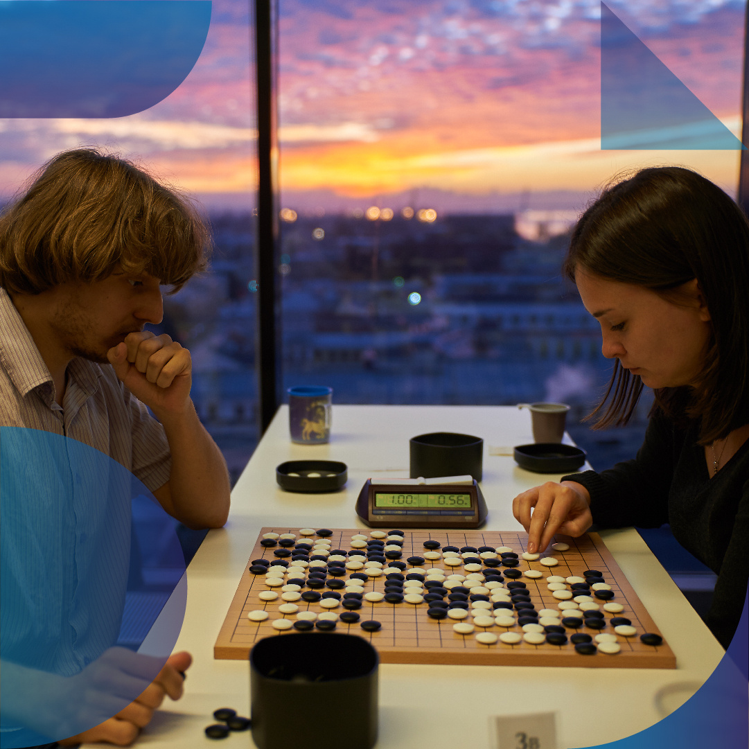 ГО относится к стратегическим и логическим играм, подобно шахматам. Точная дата возникновения игры неизвестна, первые сведения появились примерно 4 тысячи лет назад.