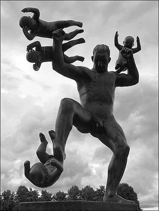 Говорят, скульптура наывеяна буднями одного многодетного папаши.