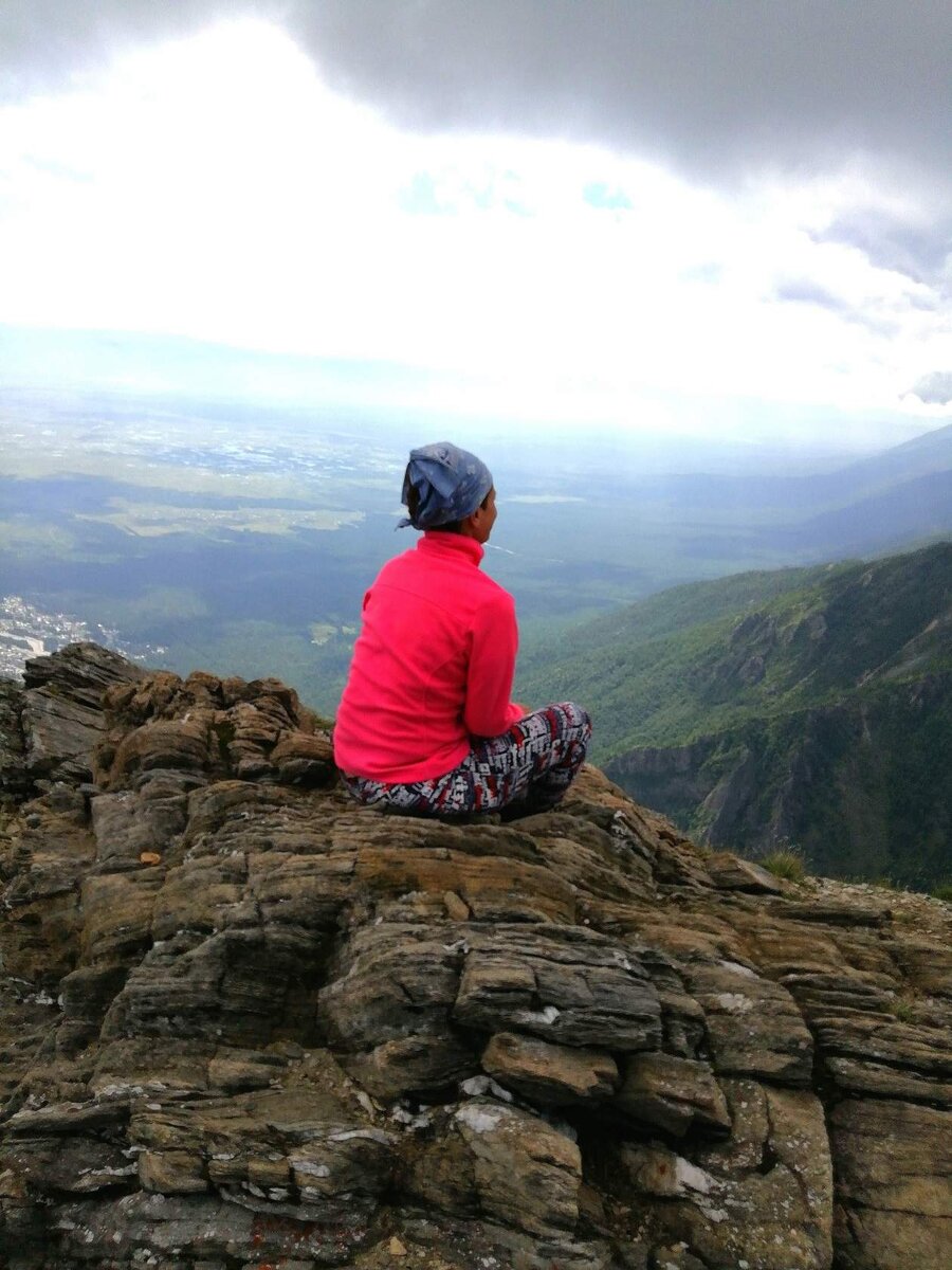 Это фото на Пике Любви сделано в 2019 году. Моя любимая сестрёнка Иришка покорила его в очередной раз.