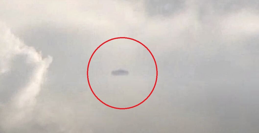 Массивный НЛО в облаках