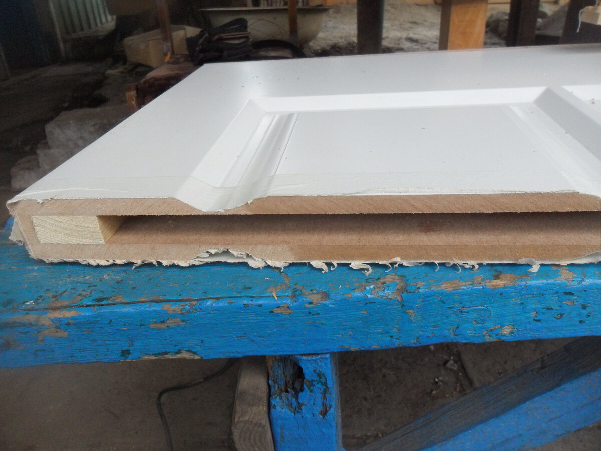 Так выглядит дверное полтно из МДФ в разрезе.