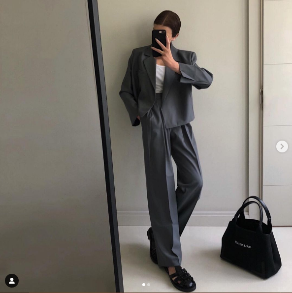 Наш фаворит: сандалии Fisherman с костюмом или блейзером. Instagram.com