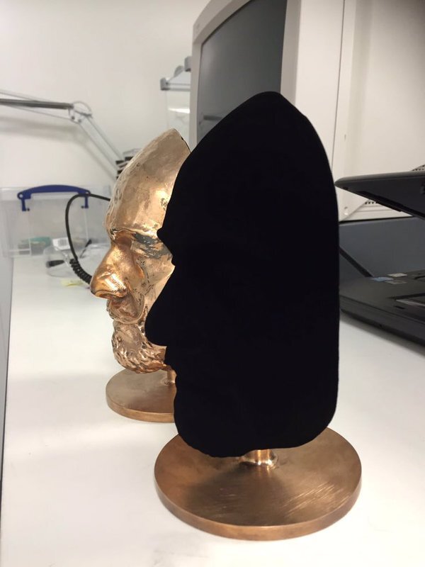 Абсолютно черный. Самое черное вещество в мире Vantablack. Самый черный материал в мире. Самая черная вещь в мире. Самый тёмный предмет.