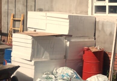 Пенопласт очень легкий и ветром его спокойно может унести. Сверху клали утяжелители.