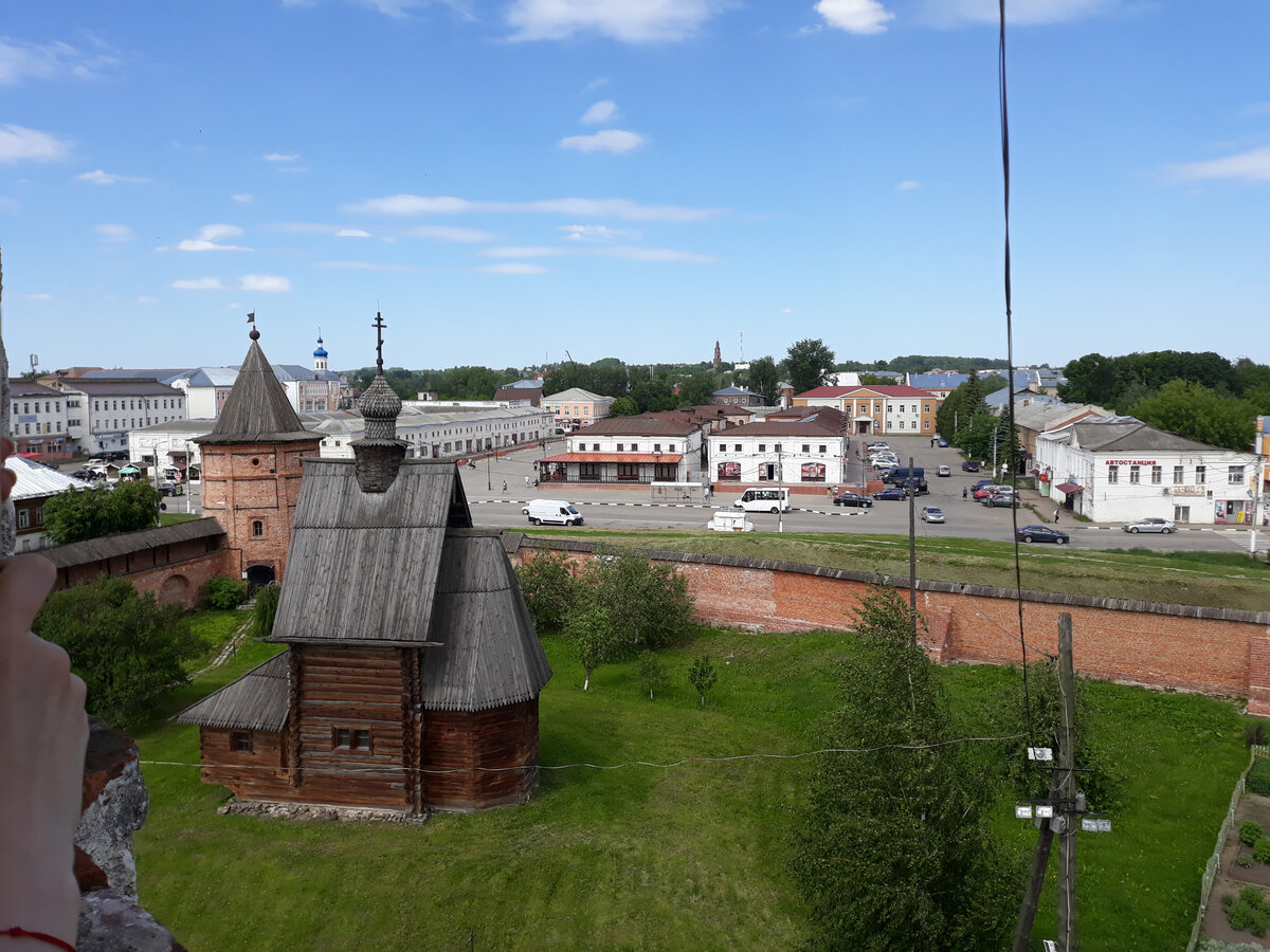 Вид на город с шатровой колокольни.