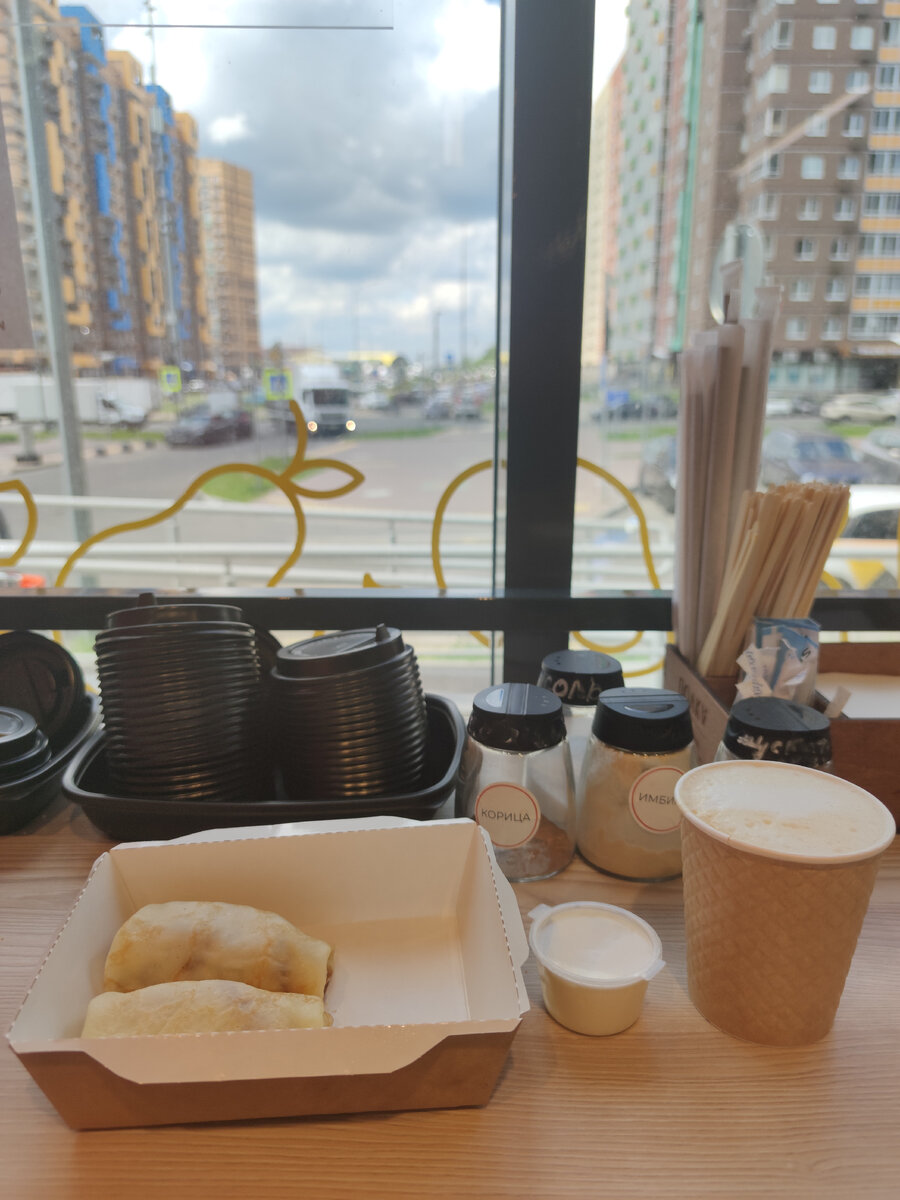 блинчики + сметана + кофе 135р и на второе рис с мясом ещё за 100р.