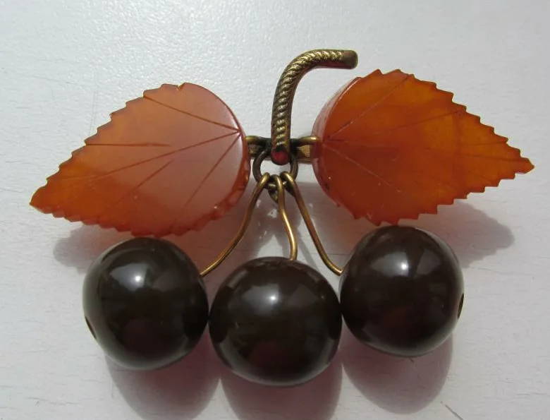 Янтарная брошь Вишенки