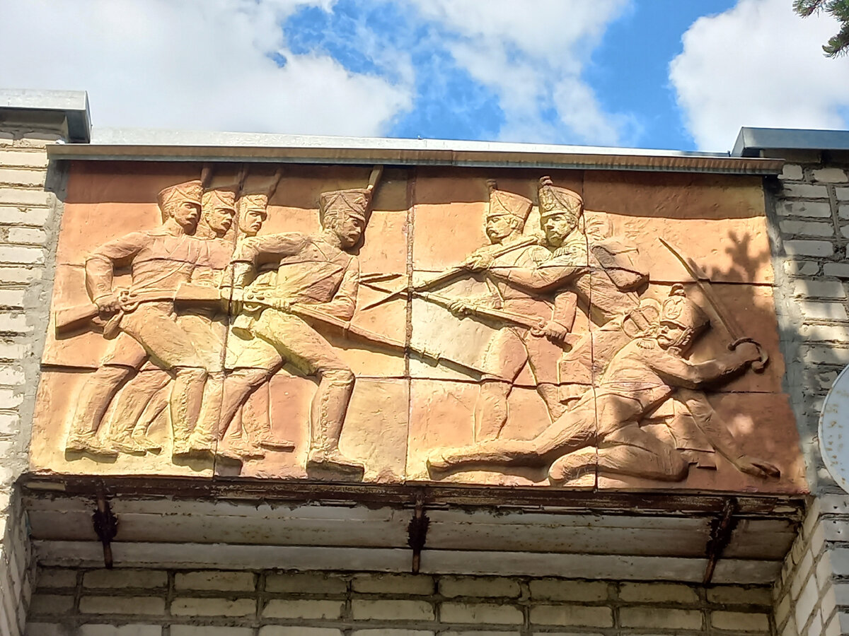Барельеф на здании музея