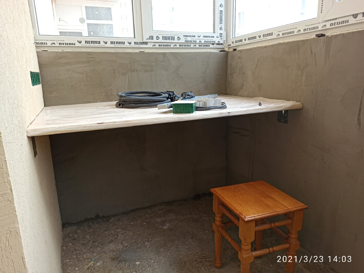 Смонтировал столешницу из супермаркета - рабочий стол.