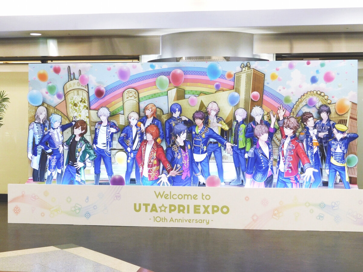 У входа в качестве визуального консультанта был представлен Чинацу Курахана, стилист для айдолов. 