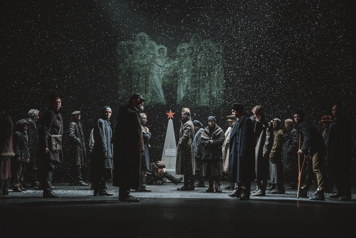 Сцена из спектакля "Три мешка сорной пшеницы" (МНДТ)