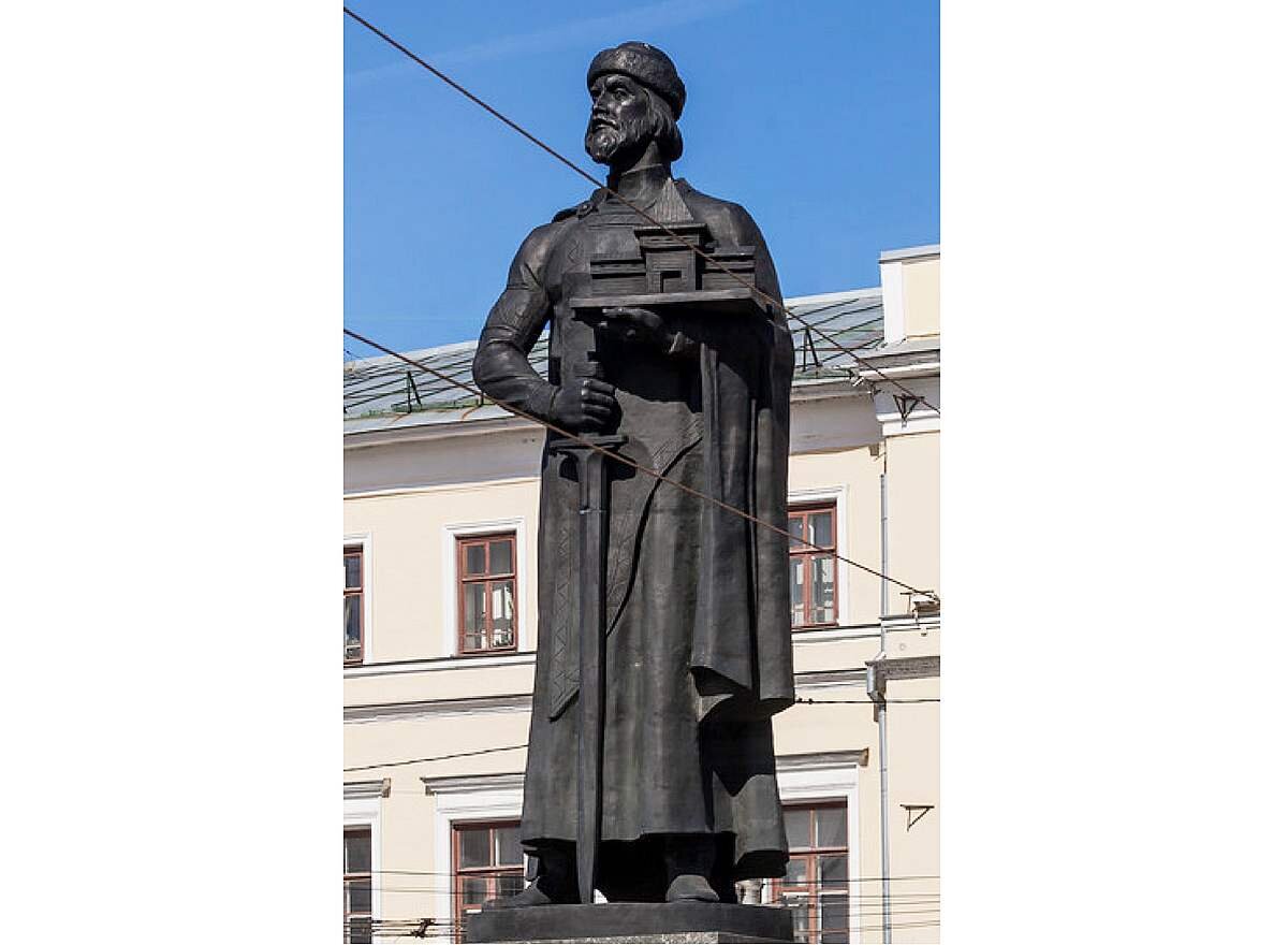 Памятник Ярославу Мудрому на  площади Богоявления.