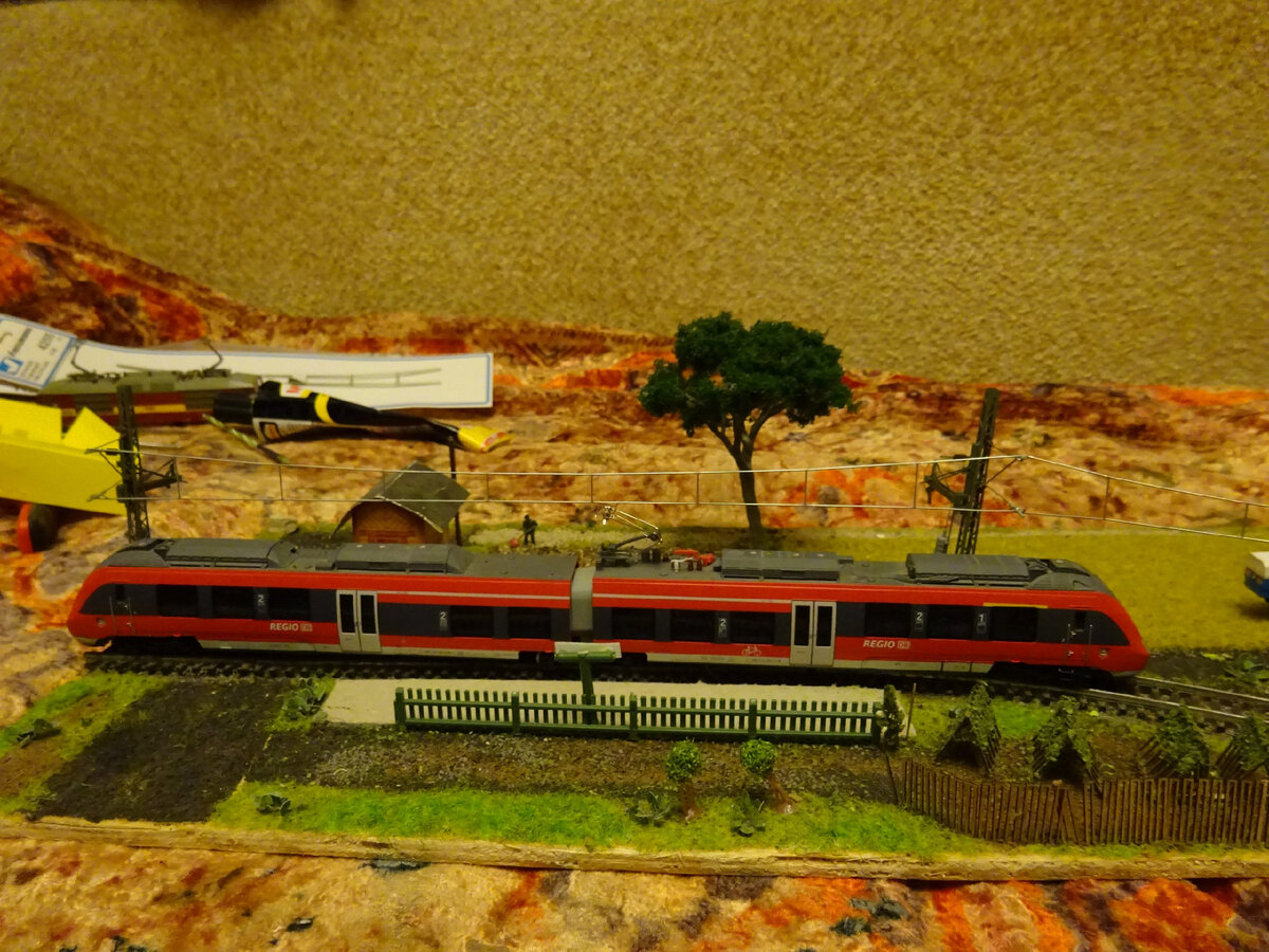 Электрификация диорамы "Полевая", использованы опоры от Viessmann, фото "ПАНТОГРАФ"