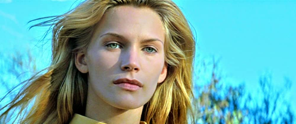 Кадр из фильма Species. Режиссер: Роджер Дональдсон. Оператор: Анджей Бартковяк. Производство: Metro-Goldwyn-Mayer (MGM)