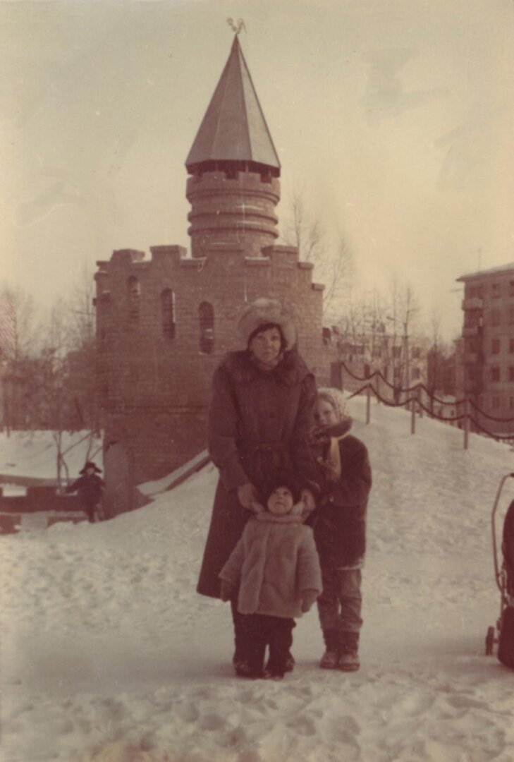 Ангарск. Март 1992 года. Гиреева Ольга с сыном Костей и дочерью Юлей. Фото из семейного альбома Юлии Минулиной