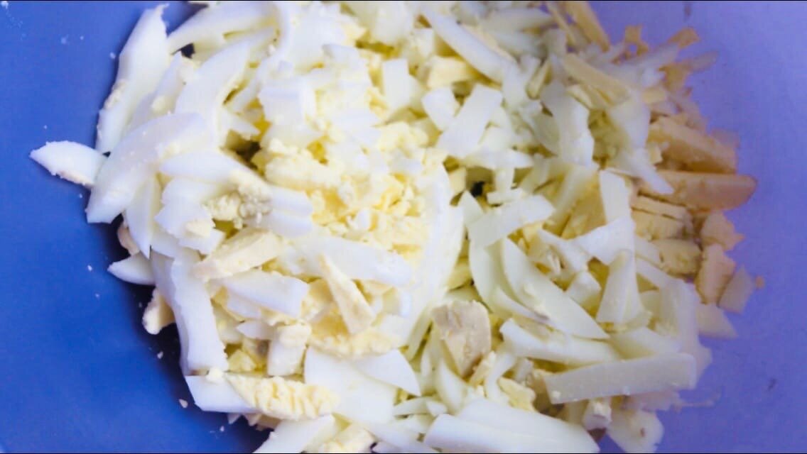 Нарезала соломкой.