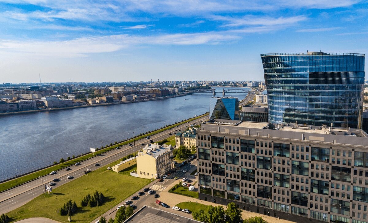Вид на Малоохтинский проспект и набережную Невы.