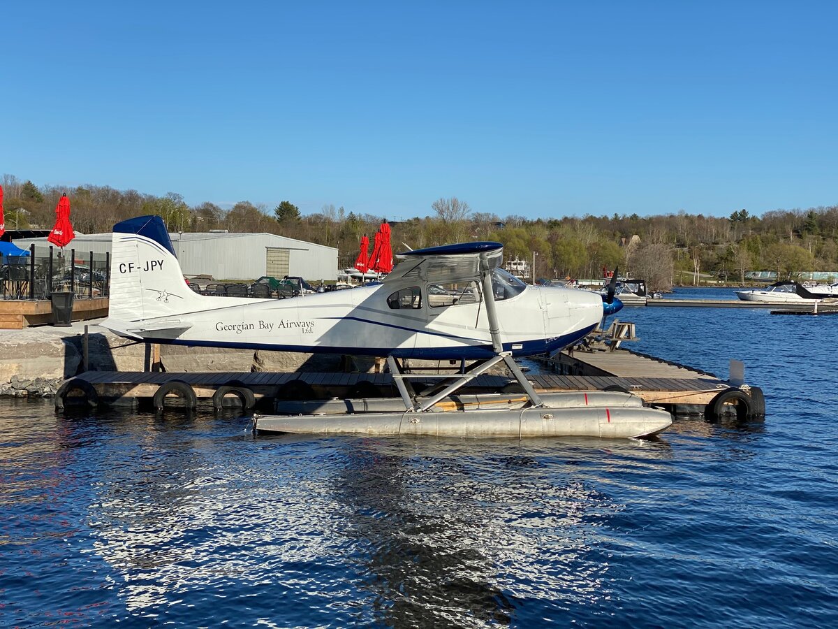 На таких самолетиках канадские богачи летают к себе на дачу под Торонто, чтобы не стоять в дорожных пробках. Фото автора.