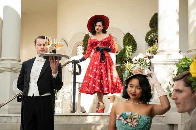 Кадр из сериала. Какие костюмы! 