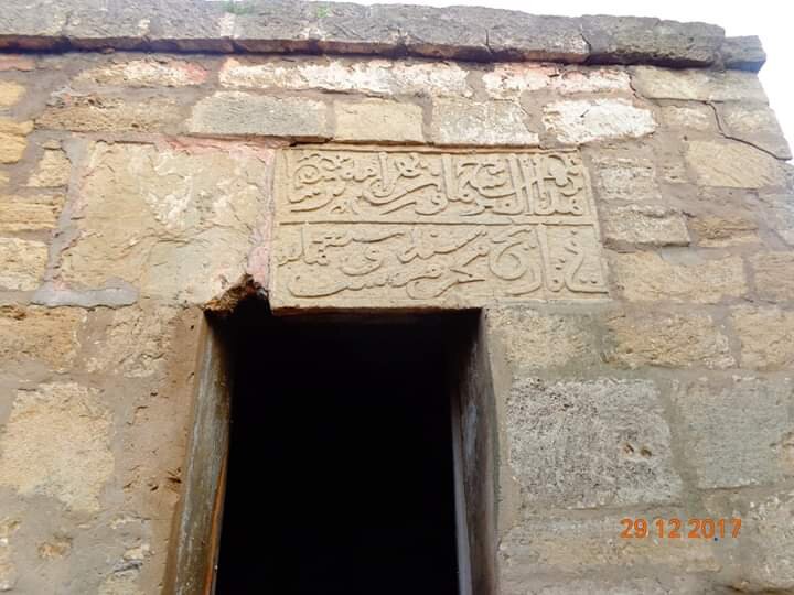 Вход в мавзолей Бузовны, наверху его надпись. Ныне он называется Пир Гара Палтар. Как видно, никаких армянских надписей здесь уже нет. То, что камни мавзолея перекладывали совсем недавно нет сомнений. Естественно, что никакого парапета с надписью, о котором писал Березин здесь тоже давно уже нет.