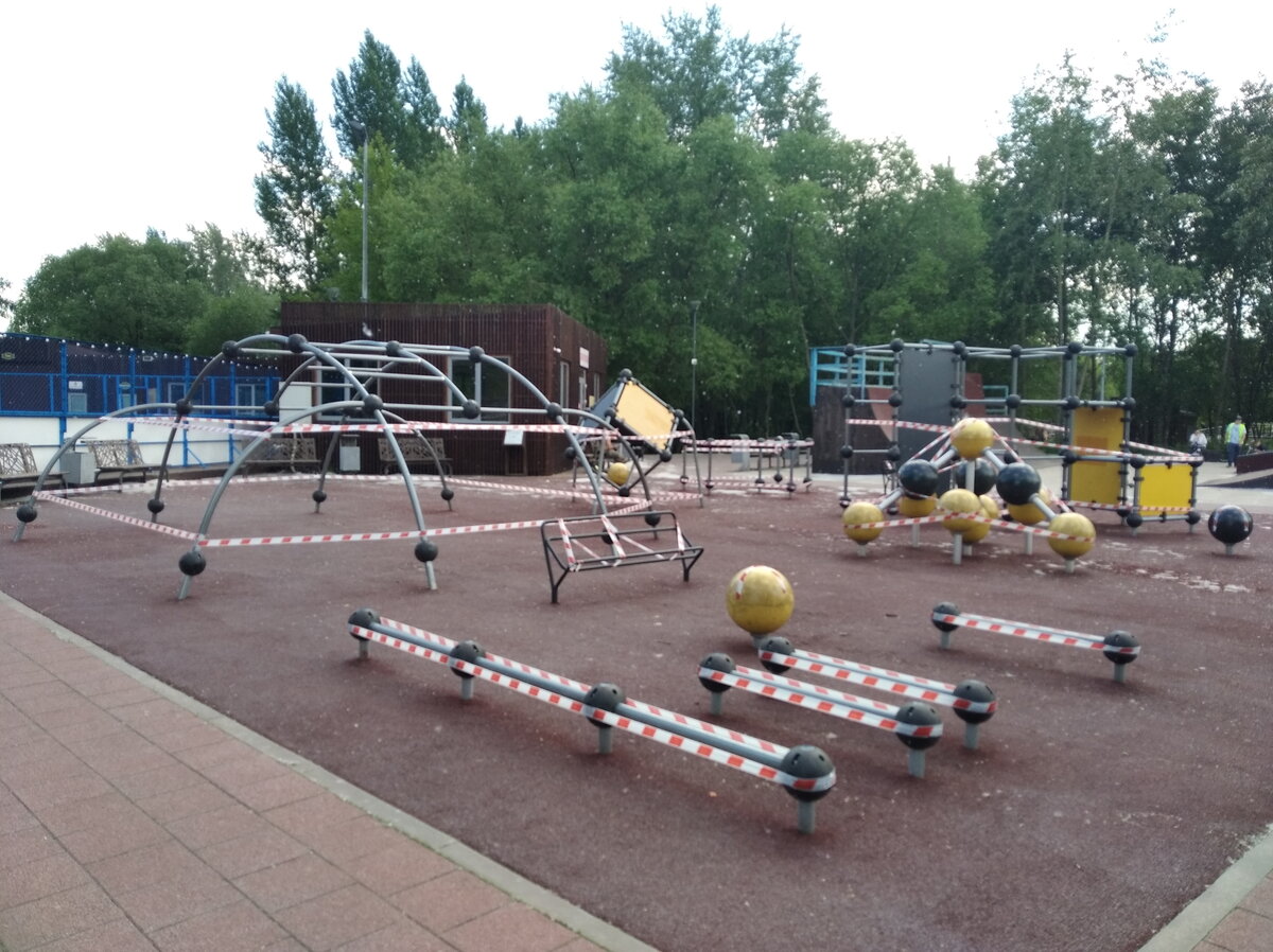 Не проще оградить территорию нежели каждый турник?