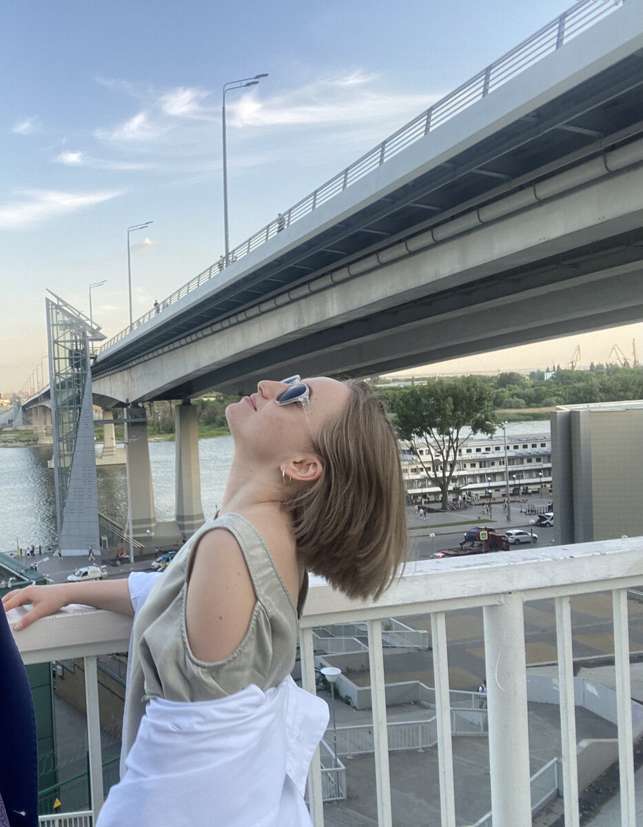 В Ростове-не-Дону на фоне Ворошиловского моста и набережной.