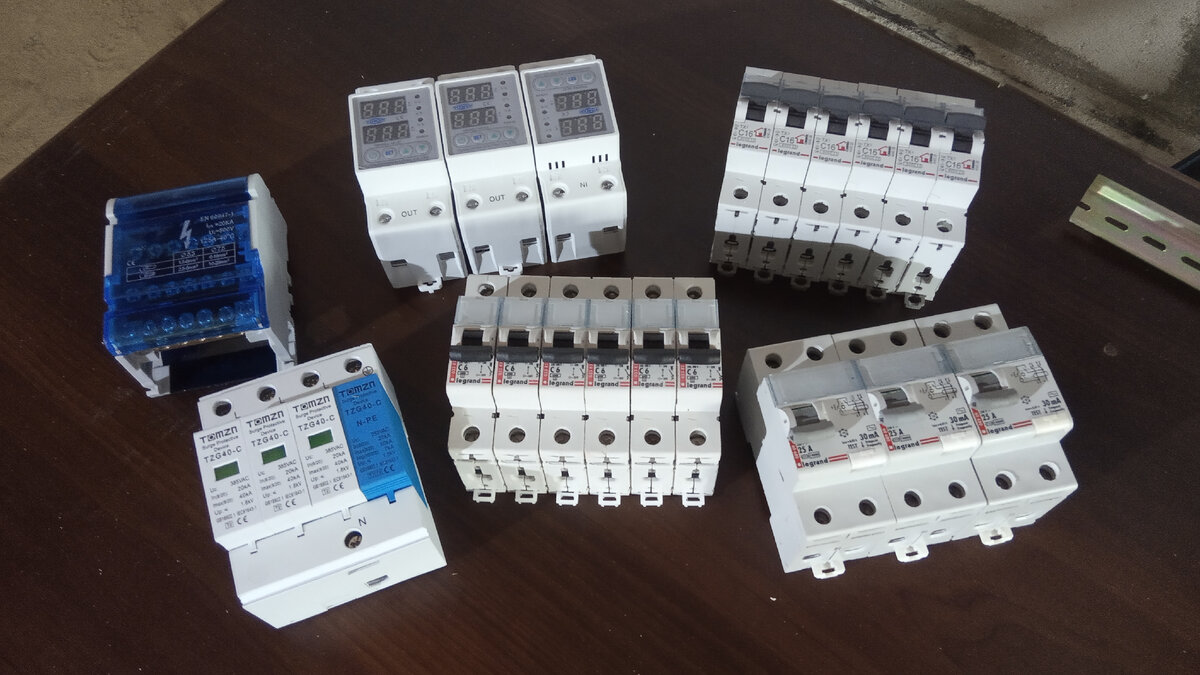 Реле напряжения и УЗО Legrand.