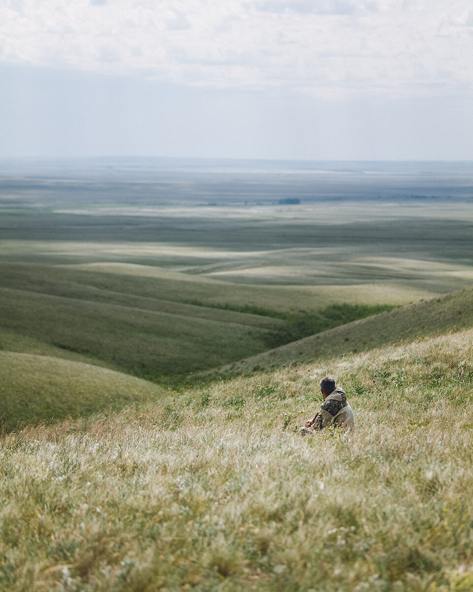 Буртинская степь рельеф. Родник Кайнар Буртинская степь.