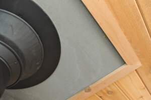 Ну и, конечно, нелишне упрятать «сендвич» в пожаробезопасный короб СуперИзол (теплоизоляционный материал на основе силиката кальция) – это последний «рубеж обороны», без которого, в сущности, можно обойтись, но для деревянных домостроений мер предосторожности не может быть слишком много.