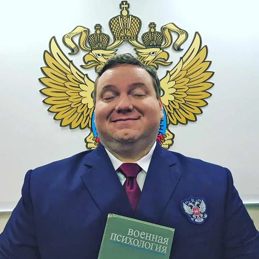 Дмитрий колчин биография личная жизнь Дмитрий Колчин из КВН. Крепкий брак и уход с Первого канала Слово - наша работа!