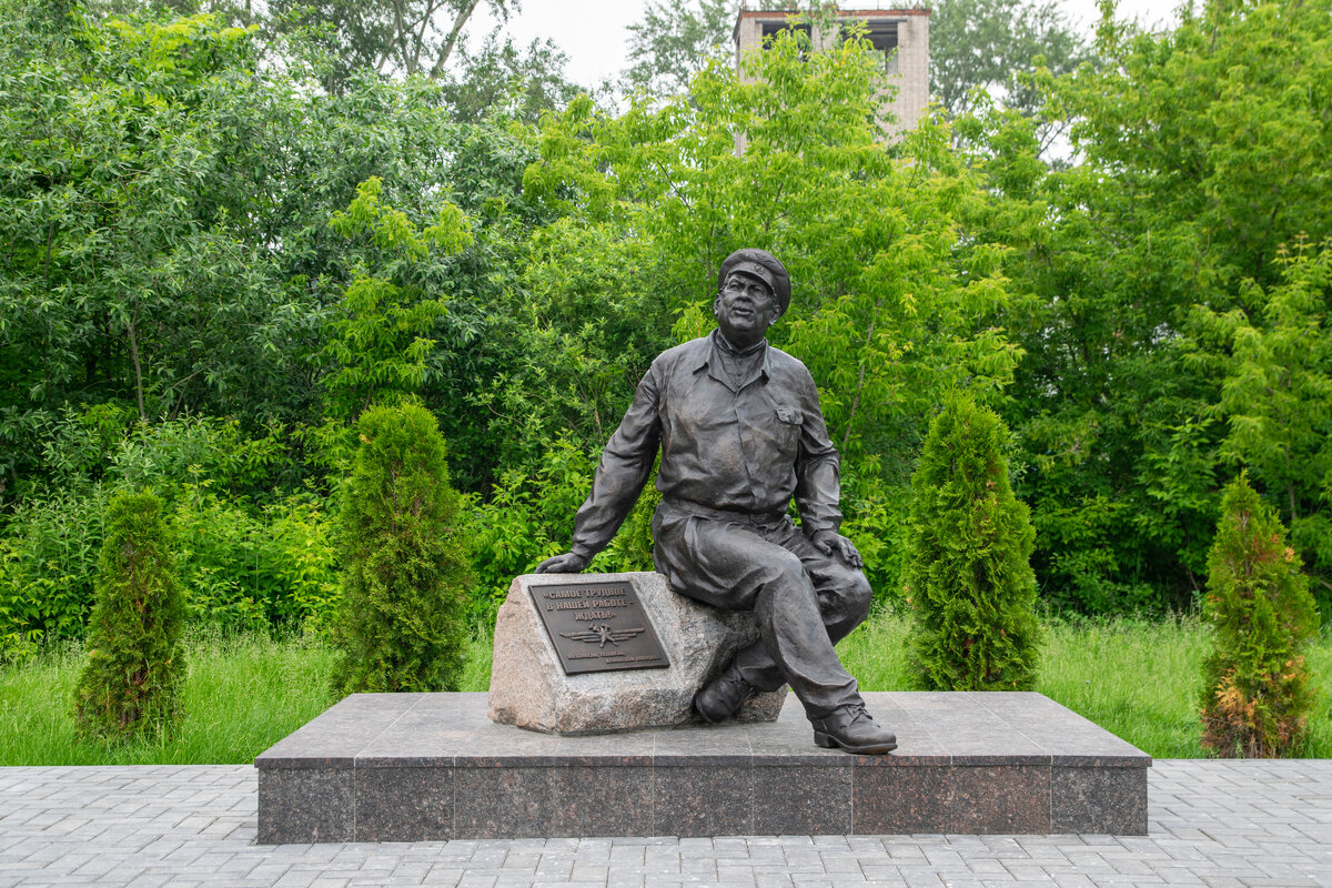 Памятник легендарному «Макарычу» – авиационному технику из фильма «В бой идут одни «старики». фото автора