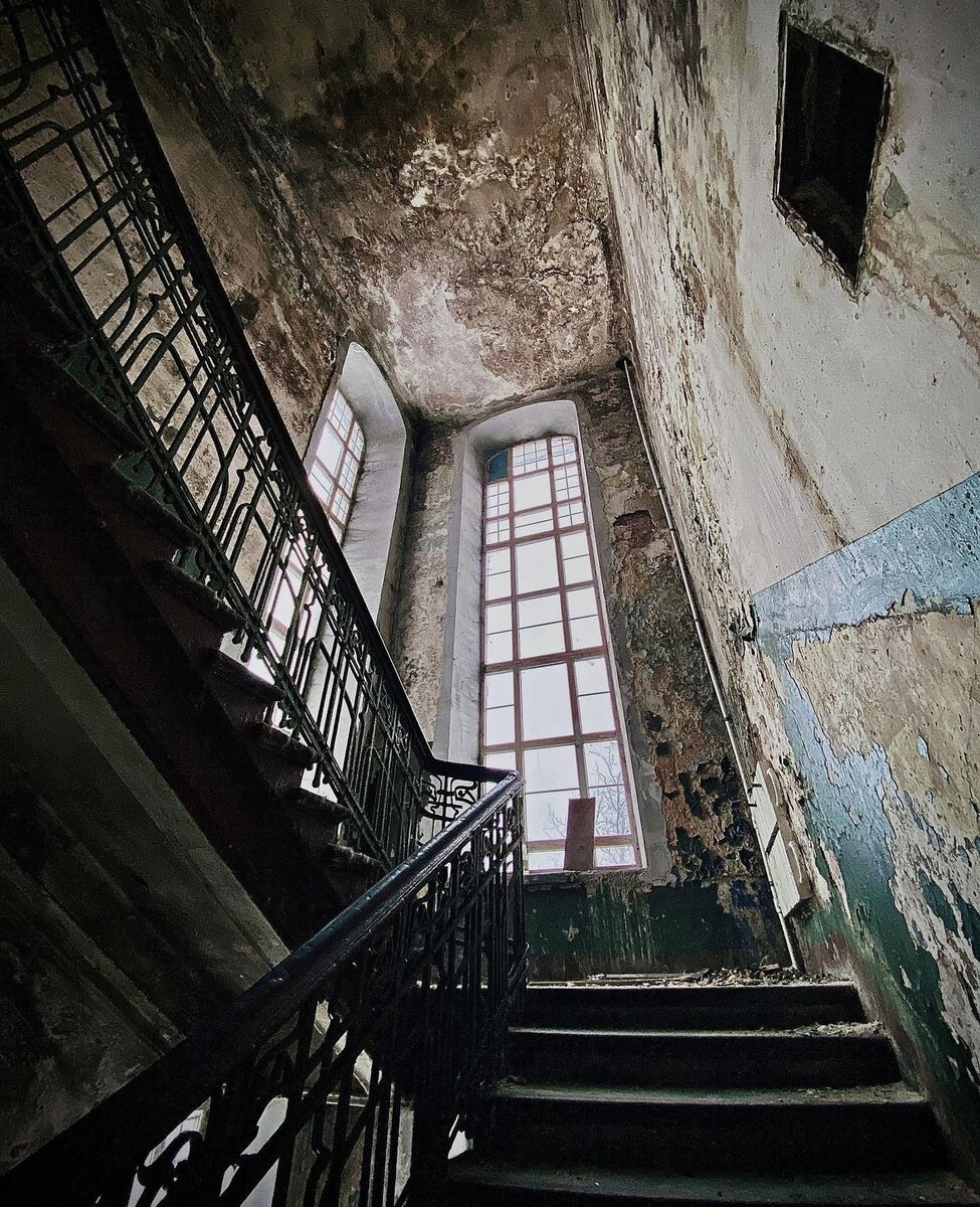 Главная лестница казармы. Стены покрыты плесенью. Сбоку справа - новые батареи, поставленные вместо чугунных морозовских