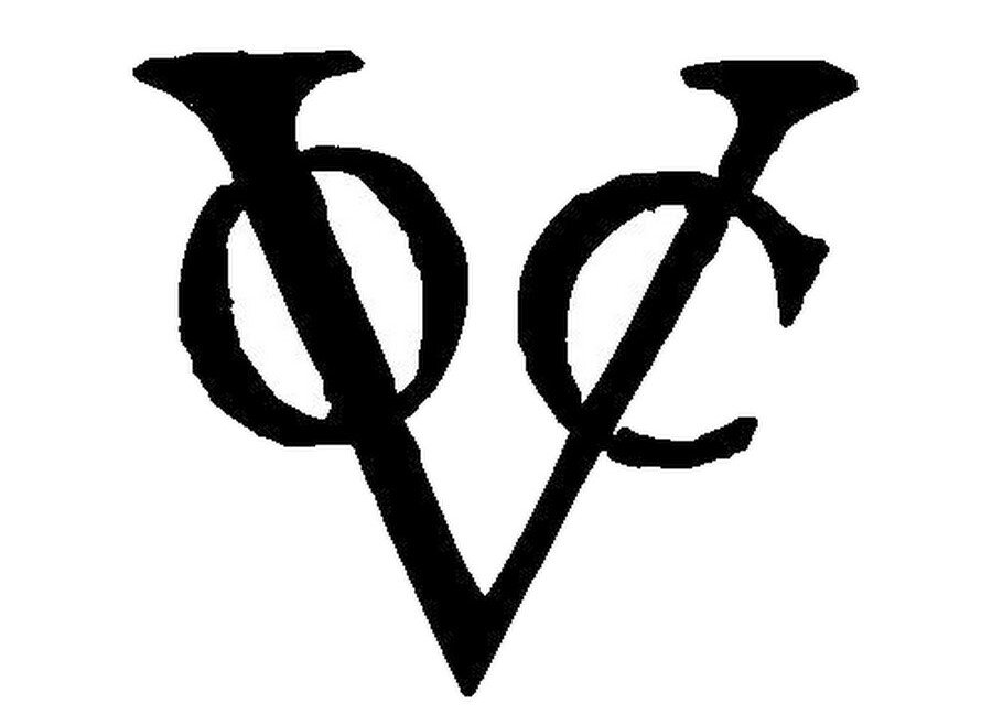 Символ Ост-Индской голландской торговой компании. Когда то за этими символами стояли крупные фактории, суда, инфраструктура, доки, и даже частные армии. 
   Сейчас тысячи "голландских" фирм - почтовые адреса и не более.  Времена меняются. 