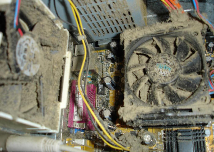 Запылённость деталей. В результате нарушается нормальное функционирование отдельных участков ввиду изменения передачи сигналов или неэффективности системы охлаждения. Обуславливает до 80-90 % всех неисправностей, 70% из которых приходится на модули оперативной памяти. После удаления излишних пылевых частиц компьютер возвращается к привычной жизни.Сильная запыленность комплектующих компьютера может вывести из строй его работу