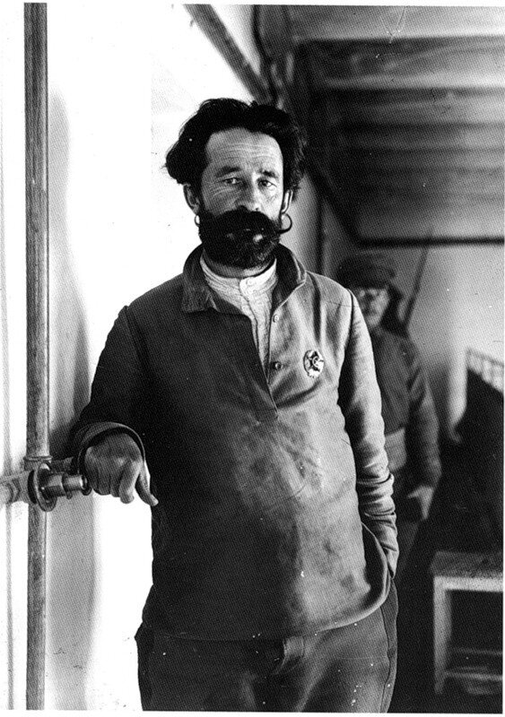 Филипп Кузьмич Миронов, командарм Второй конной армии. «Маломощные казаки имели долги перед станичными правлениями за «арматур», который нужно было справить перед призывом. Покрывался этот долг из сумм, получаемых правлением за сдачу в аренду перешедших в его распоряжение наделов земли...» (с) Левобережные казаки и ранние страницы истории Первой Конной. О.М. Морозова, Ростов-на-Дону.

Короче говоря, казаки, возвращавшиеся домой со снаряжением, купленным за счет станичного правления, не имели за душой практически ничего, их не пугал «черный передел» казачьей земли. Социальная дифференциация давала о себе знать.

Кроме того, казаки-фронтовики «срослись» с солдатской массой и не особо хотели вновь выступить в роли фактически «карателей», как в 1905 году. Им хотелось быть вместе с народом (а ведь тогда казалось, что «контрреволюция» обречена), хотелось избежать разорения Дона, хотелось даже некой «революционной справедливости», которую, правда, понимали по-разному. Молодые харизматические командиры получали настоящий «карьерный трамплин», что тоже привлекало на сторону красных. Правда, на примере с тем же Сорокиным, видно, что усиление власти большевиков приводило таких командиров-самородков к гибели.