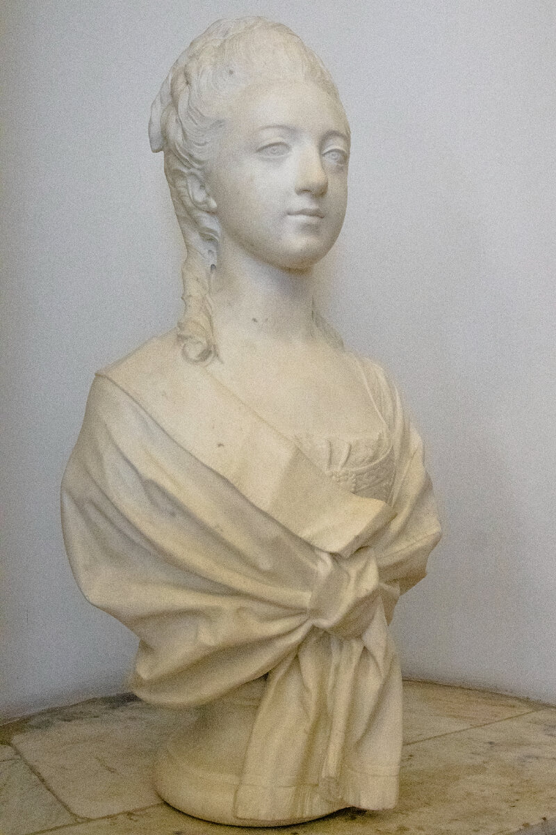 Мраморный бюст первой жены Павла I Натальи Алексеевны. Фото автора. 