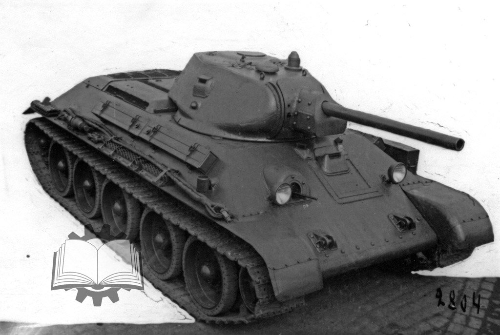 Таким Т-34 стал с марта 1941 года. В виду секретности фото Т-34 довоенного выпуска в боевых условиях почти нет.