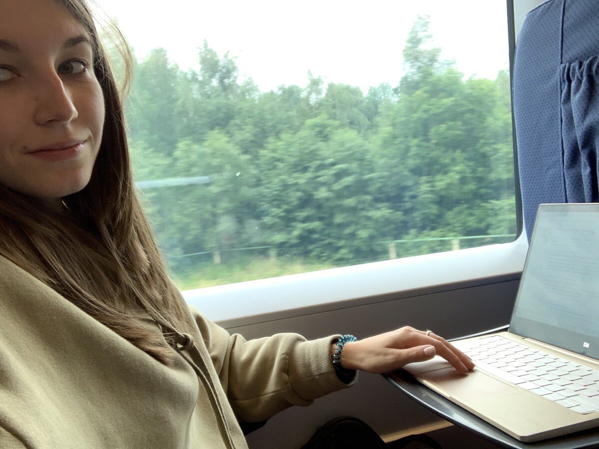 Мне нравится работать в пути — в «Сапсане» или самолёте: так лучше получается сконцентрироваться. Но чаще всего работаю из дома 