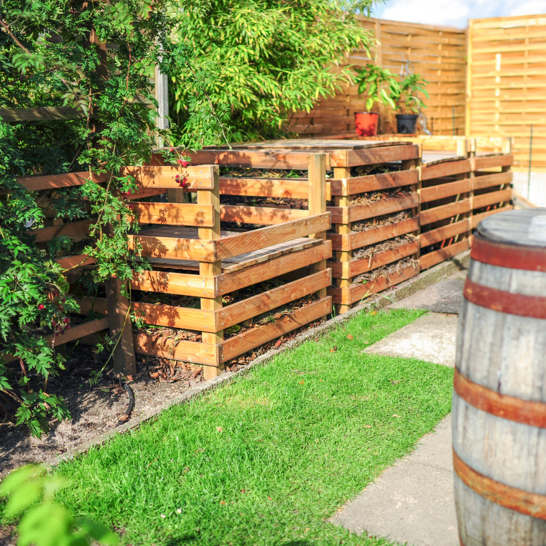 Компостные ящики располагаем в глубине огорода или сада