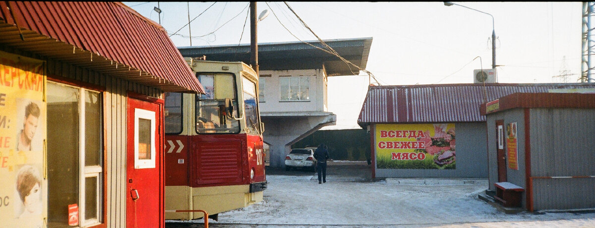 Старый трамвай на остановке // estonian_35mm