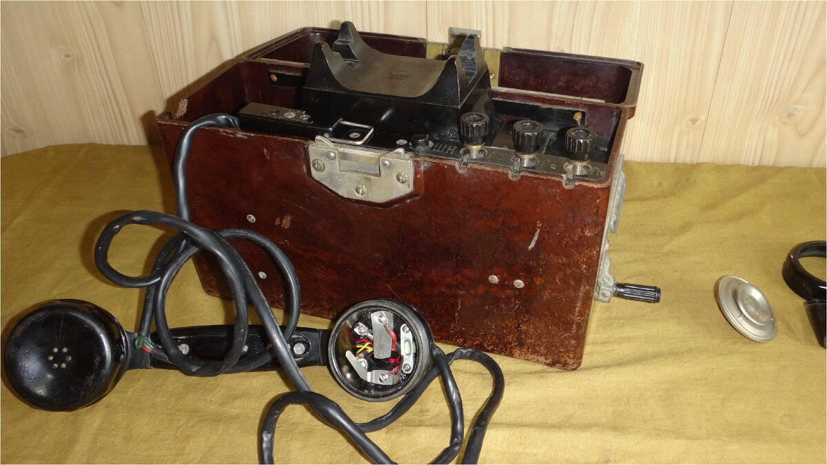 ТАИ-43 – телефонный аппарат с индукторным вызовом найденный  среди руин