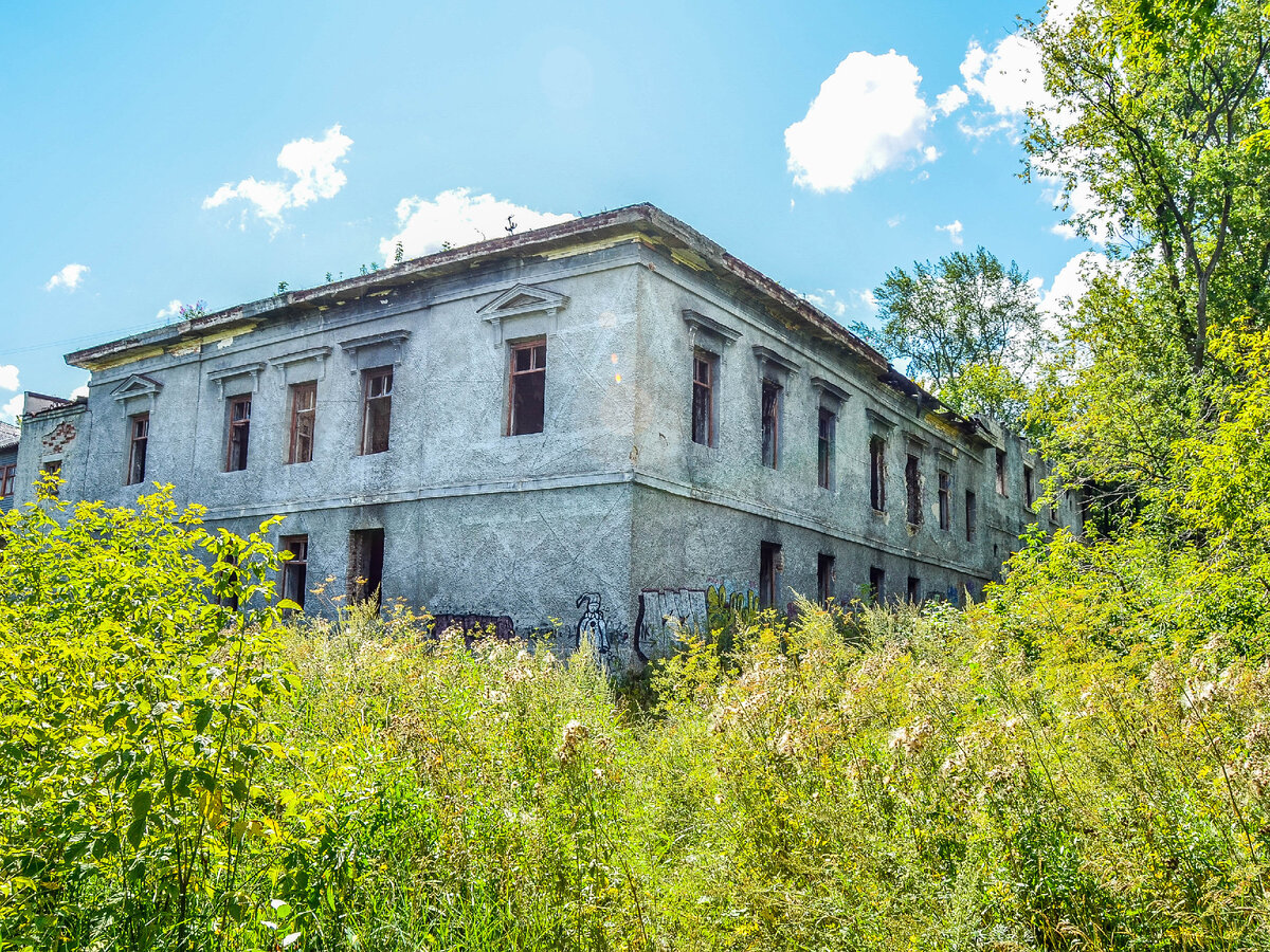 Внешний вид на фасад здания